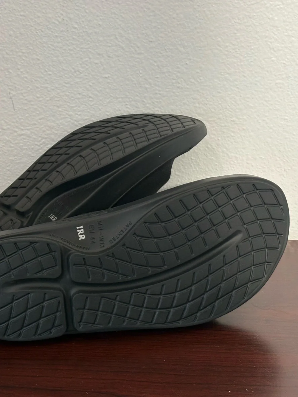 OOFOS Men's Black Slide Sandal with Open Toe size 11